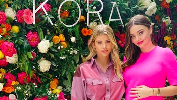 Saat hadir di sebuah event bersama model juniornya. Foto: Instagram