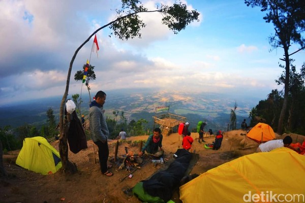 Puncak Jamiaki terletak di Desa Medanglayang, Kecamatan Panumbangan, Kabupaten Ciamis, Jawa Barat. (Dadang Hermansyah/detikcom) Puncak Jamiaki terletak di Desa Medanglayang, Kecamatan Panumbangan, Kabupaten Ciamis, Jawa Barat. (Dadang Hermansyah/detikcom)