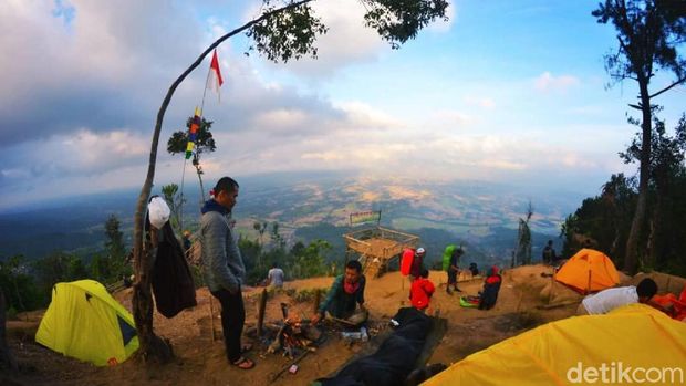 kemping di Puncak Jamiaki