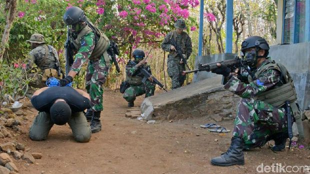 Marinir Indonesia dan Amerika Serang Kampung yang Dikuasai Musuh