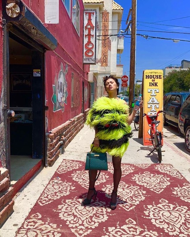 Adinda yang merupakan putri dari Indra Bakrie ini mengaku tinggal di Los Angeles membuatnya memiliki kebebasan. Kehidupan di sini lebih santai. Orang-orang hidup untuk hari ini dan itulah yang membuat kita jadi tidak terlalu gelisah, ujarnya kepada Kevin Kwan untuk Harpers Bazaar US. Foto: Instagram @adindabakrie