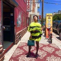 Adinda yang merupakan putri dari Indra Bakrie ini mengaku tinggal di Los Angeles membuatnya memiliki kebebasan. Kehidupan di sini lebih santai. Orang-orang hidup untuk hari ini dan itulah yang membuat kita jadi tidak terlalu gelisah, ujarnya kepada Kevin Kwan untuk Harpers Bazaar US. Foto: Instagram @adindabakrie