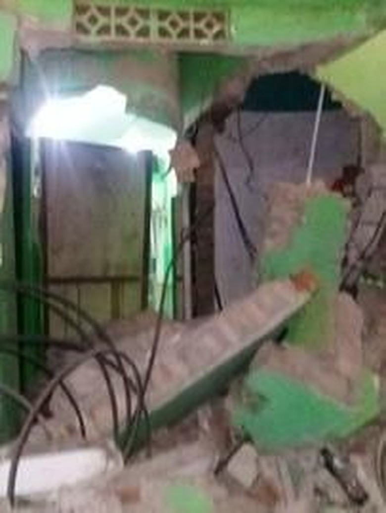 Sopir Mengantuk, Truk Tabrak Musala di Jakut Sopir Mengantuk, Truk Tabrak Musala di Jakut