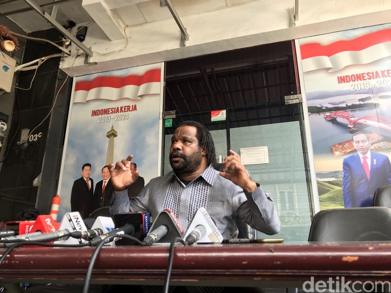 Rusuh di Manokwari, Lenis Kogoya Minta Masalah di Jatim Diserahkan ke Polisi Rusuh di Manokwari, Lenis Kogoya Minta Masalah di Jatim Diserahkan ke Polisi