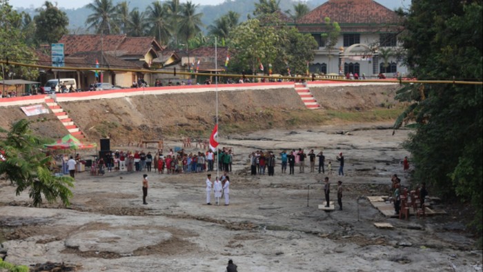 Sungai boleh kering, Air boleh tak mengalir, Nasionalisme Tet