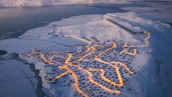 Pulau Es memang merupakan sebutan yang cocok buat Greenland, bukan pulau hijau seperti nama yang disematkan padanya. Pasalnya, hampir 80% permukaan Greenland diselimuti oleh es atau sekitar 660.200 mil persegi. Foto: Instagram