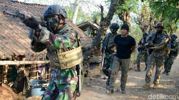 Marinir Indonesia dan Amerika Serang Kampung yang Dikuasai Musuh