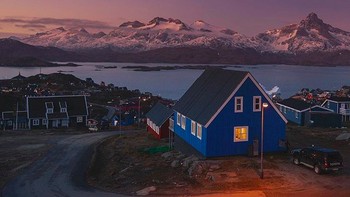 Foto dari akun Instagra @visitgreenland memperlihatkan keindahan Greenland sisi timur. “Ketika hari panjang dan kami mengalami Matahari tengah malam, kadang kami merindukan langit pink semacam ini,” tulis caption-nya. Foto: Instagram