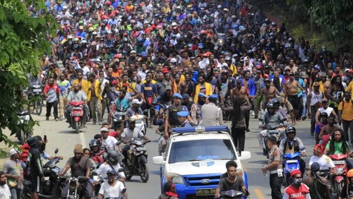Massa yang menggelar aksi di Jayapura melakukan long march menuju kantor gubernur. Massa diterima langsung Gubernur Papua Lukas Enembe.