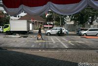 Warga melintas di trotoar CIkini