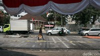 Di sejumlah bagian, pedestrian di Jalan Cikini Raya, Jakarta, nampak dapat dilintasi oleh warga, seperti terlihat Senin (19/8/2019).