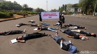 Sejumlah aktivis melakukan aksi berbaring di kawasan Monas yang berada di depan Istana Merdeka, Jakarta, Senin (19/8/2019).