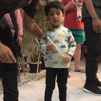 Setelah mengenakan sepatu Gucci di HUT ke-74 RI, malam harinya Jan Ethes terlihat mengenakan sepatu dari Yeezy. Sepatu yang biasa digunakan anak-anak hypebeast itu harganya bervariasi mulai dari Rp 2 jutaan sampai Rp 6 jutaan.  Foto: dok. Twitter @ArnoldPoernomo  