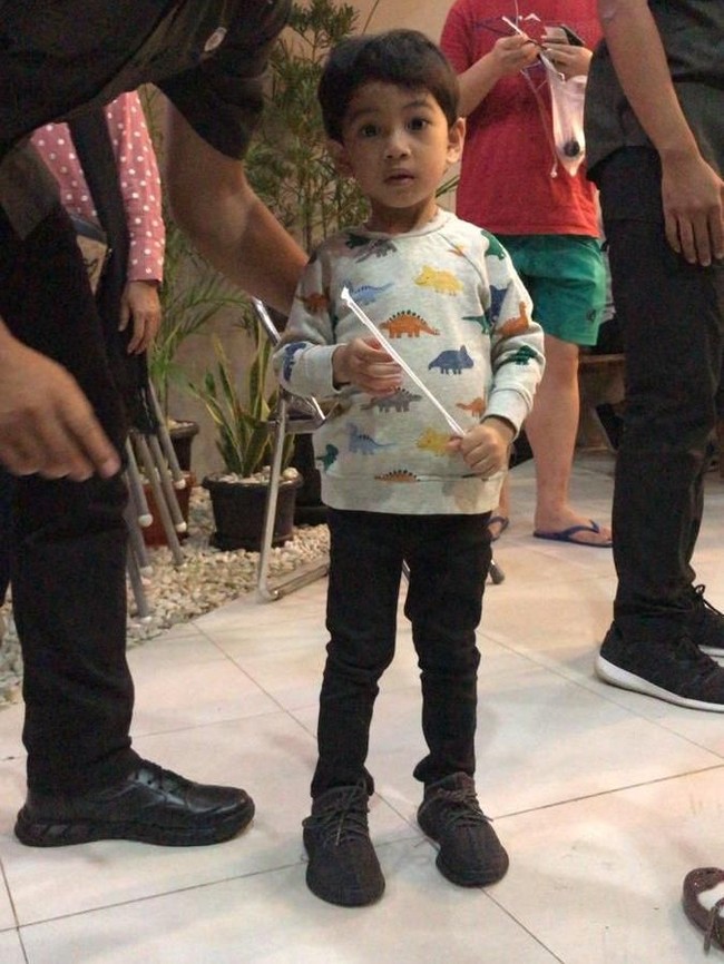 Setelah mengenakan sepatu Gucci di HUT ke-74 RI, malam harinya Jan Ethes terlihat mengenakan sepatu dari Yeezy. Sepatu yang biasa digunakan anak-anak hypebeast itu harganya bervariasi mulai dari Rp 2 jutaan sampai Rp 6 jutaan.  Foto: dok. Twitter @ArnoldPoernomo  