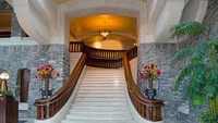 Ada lagi kisah perempuan yang akan menikah di hotel ini. Ceritanya, wanita ini hendak turun tangga menuju ballroom menggunakan gaun pengantin dan meninggal karena jatuh terpeleset (iStock)  