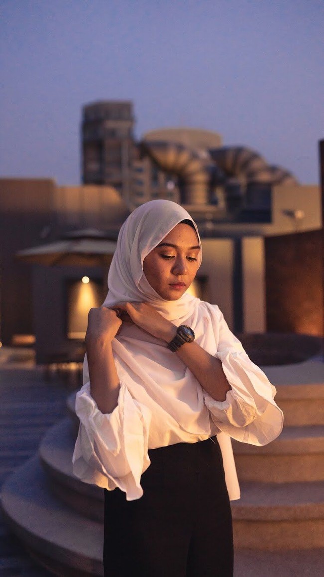 Guru cantik Zulaikha Zulkifle mencuri perhatian karena mendapat banyak cinta dari muridnya. Ia pun jadi viral di Twitter setelah berbagi foto-foto surat cinta dari murid-muridnya. Foto: Twitter @zulyqhakifle