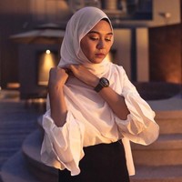 Guru cantik Zulaikha Zulkifle mencuri perhatian karena mendapat banyak cinta dari muridnya. Ia pun jadi viral di Twitter setelah berbagi foto-foto surat cinta dari murid-muridnya. Foto: Twitter @zulyqhakifle