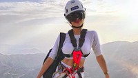 Dalam tag lokasinya, Olivia berpose di Ras Al Khaimah-Top of the Mountains, pegunungan yang berada di Uni Emirat Arab (oliviaculpo/Instagram)  