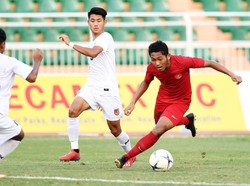 Para pemain timnas Indonesia terus menggempur pertahanan Myanmar.