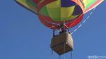 Foto: Terbang Naik Balon Udara di Bromo