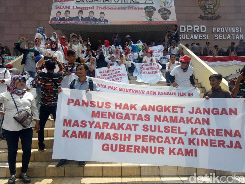 Massa Pro-Nurdin Abdullah Demo di DPRD Sulsel, Tolak Wacana Pemakzulan Massa Pro-Nurdin Abdullah Demo di DPRD Sulsel, Tolak Wacana Pemakzulan