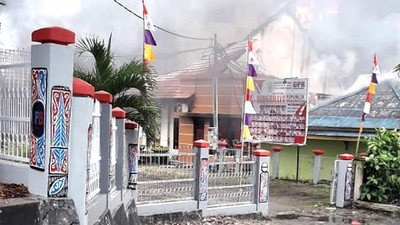 Potret Gedung DPRD Papua Barat yang Dibakar Massa