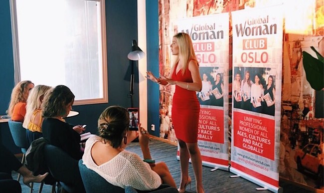 Sebagai seorang konsultan marketing, Hannah sering memberikan saran mengenai branding dan marketing kepada CEO yang ingin mengembangkan brand melalui media sosial. Aku sadar bahwa aku punya kemampuan membangun (koneksi) dari blogku yang bisa dipasarkan. Jadi itu hanya sebuah cara bagaimana memaksimalkanya dan menolong orang lain untuk mencapai tujuan mereka, kata Hannah kepada Dailymail. Foto: Instagram @hannahhawkshaw