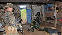 Para prajurit melakukan teknik close quarter battle (CQB) atau pertempuran jarak dekat bagi musuh yang berada di sebuah rumah.