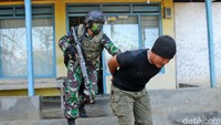 Musuh yang berhasil dilumpuhkan langsung diborgol dan digelandang ke markas.