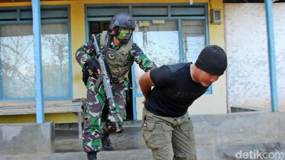 Aksi Marinir Indonesia dan AS Lumpuhkan Musuh di Banyuwangi