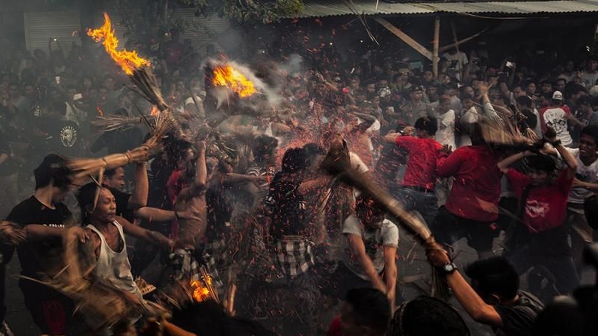 Perang Api Perang Api Tradisi Tolak Bala Saat Perayaan Nyepi di Lombok