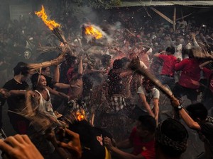 Perang Api Tradisi Tolak Bala Saat Perayaan Nyepi di Lombok
