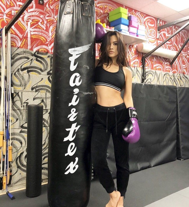 Adinda mengaku kepada Kevin Kwan, tinggal di Los Angeles membuatnya tidak lagi merasa perlu memerhatikan penampilan atau gaya. Ketika di rumah (Indonesia) aku sangat sering memakai Dolce & Gabbana dan Dior serta selalu memakai berlian. Di sini aku tidak dikenal oleh siapapun, jadi aku bisa berpergian sepanjang hari memakai celana olahraga yang aku pakai ke Hot 8 Yoga, katanya. Foto: Instagram @adindabakrie