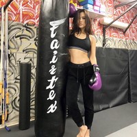 Adinda mengaku kepada Kevin Kwan, tinggal di Los Angeles membuatnya tidak lagi merasa perlu memerhatikan penampilan atau gaya. Ketika di rumah (Indonesia) aku sangat sering memakai Dolce & Gabbana dan Dior serta selalu memakai berlian. Di sini aku tidak dikenal oleh siapapun, jadi aku bisa berpergian sepanjang hari memakai celana olahraga yang aku pakai ke Hot 8 Yoga, katanya. Foto: Instagram @adindabakrie