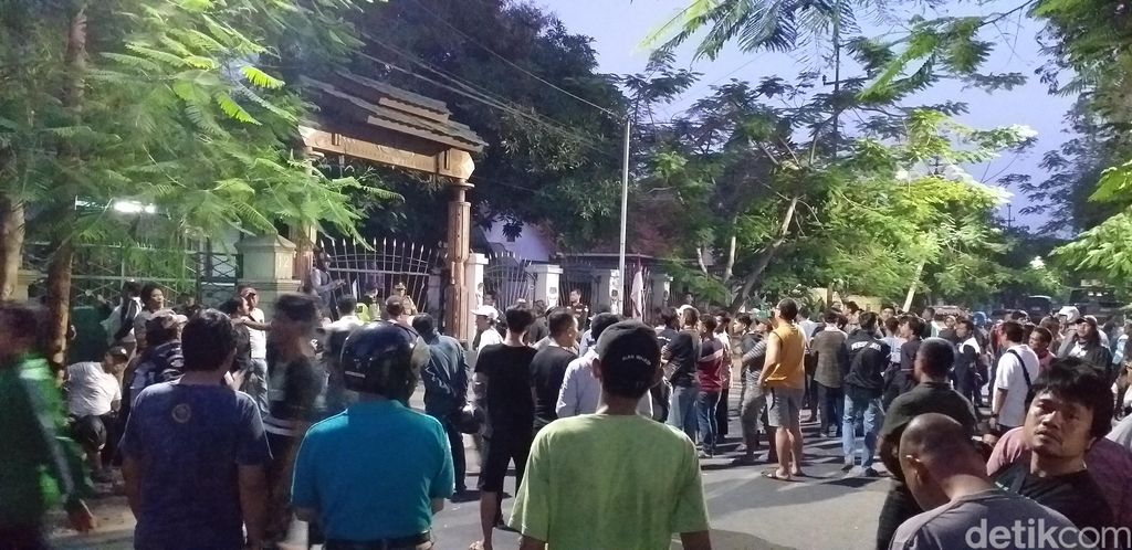Mahasiswa Papua membantah telah membuang bendera merah putih ke selokan depan asrama mereka di Jalan Kalasan, Surabaya. Mereka juga mengaku tidak tahu-menahu soal terpasangnya bendera itu.