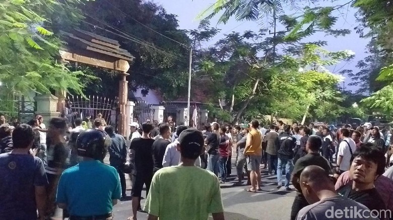 Mahasiswa Papua Tolak Dituduh Buang Bendera di Depan Asrama Kalasan Mahasiswa Papua Tolak Dituduh Buang Bendera di Depan Asrama Kalasan