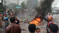 Selain membakar gedung DPRD, massa yang terdiri dari mahasiswa dan masyarakat itu juga membakar ban dan memblokade jalan. Aksi unjuk rasa itu merupakan bentuk protes atas insiden kekerasan dan pengusiran mahasiswa Papua di Malang dan Surabaya beberapa hari lalu.