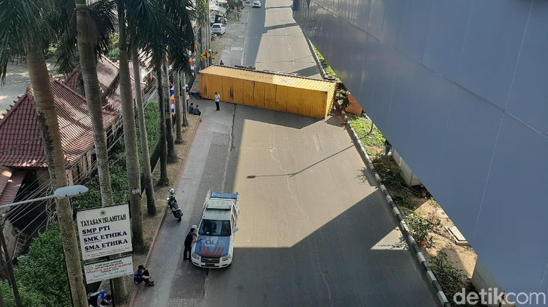 Truk Kontainer Terguling, Jalan di Bawah Stasiun LRT Palembang Tertutup Truk Kontainer Terguling, Jalan di Bawah Stasiun LRT Palembang Tertutup