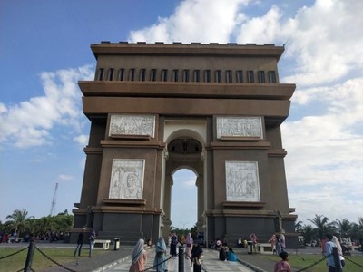 Monumen Simpang Lima Gumul Bikin Kediri Serasa di Paris