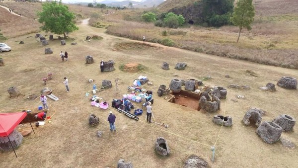 Sejak tahun 2016, mulai terlihat secercah harapan dari penggalian arkeologis ini. Para arkeolog menemukan adanya tengkorak di balik bangunan toples ini (Australian National University) Sejak tahun 2016, mulai terlihat secercah harapan dari penggalian arkeologis ini. Para arkeolog menemukan adanya tengkorak di balik bangunan toples ini (Australian National University)