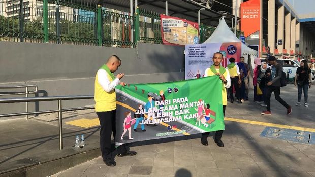 Para pengendara juga diimbau berjalan kaki.