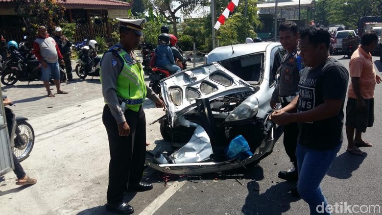 Sebuah Hatchback Ringsek Usai Tabrak Truk, 3 Orang Luka-luka Sebuah Hatchback Ringsek Usai Tabrak Truk, 3 Orang Luka-luka