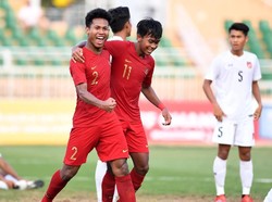 Supriadi merayakan gol bersama Bagas Kahfi (kiri). Dalam pertandingan ini Supriadi tiga kali membobol gawang Supriadi. Tiga gol itu dicetak di menit ke-38, 39, dan injury time babak pertama.