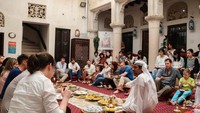 Sheikh Mohammed Centre for Cultural Understanding (SMCCU) ada di kota tua Al Fahidi yang bersejarah di Dubai, Uni Emirat Arab. Wisatawan dari segala bangsa dan agama, bisa belajar tentang Islam yang damai sambil makan bareng dengan menu khas Dubai. (Visit Dubai)