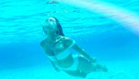 Fotonya berenang di laut biru dengan pasir putih. Sayang sekali, Olivia tidak menandai tempat cantik ini (oliviaculpo/Instagram)  