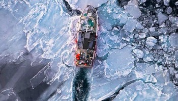 Kapal pemecah es di lautan Greenland. Foto: Instagram