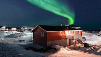 Fenomena istimewa lain adalah munculnya cahaya aurora borealis. Cahaya ini terlihat terutama pada musim gugur dan musim dingin, ketika malam lebih lama. Foto: Instagram