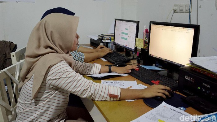 Rela resign dari posisi terakhir sebagai manager bank, seorang pria di Pekalongan, Jawa Tengah ini lebih memilih bisnis online. Awalnya yang hanya reseller kini produksi sendiri. Bahkan, kini dirinya mampu  menyerap tenaga kerja warga sekitar, sebanyak 212 orang.  Namanya,  Ampuh Kurniawan (33) warga Desa Sokasari, Kecamatan Karanganyar, Kabupaten Pekalongan.