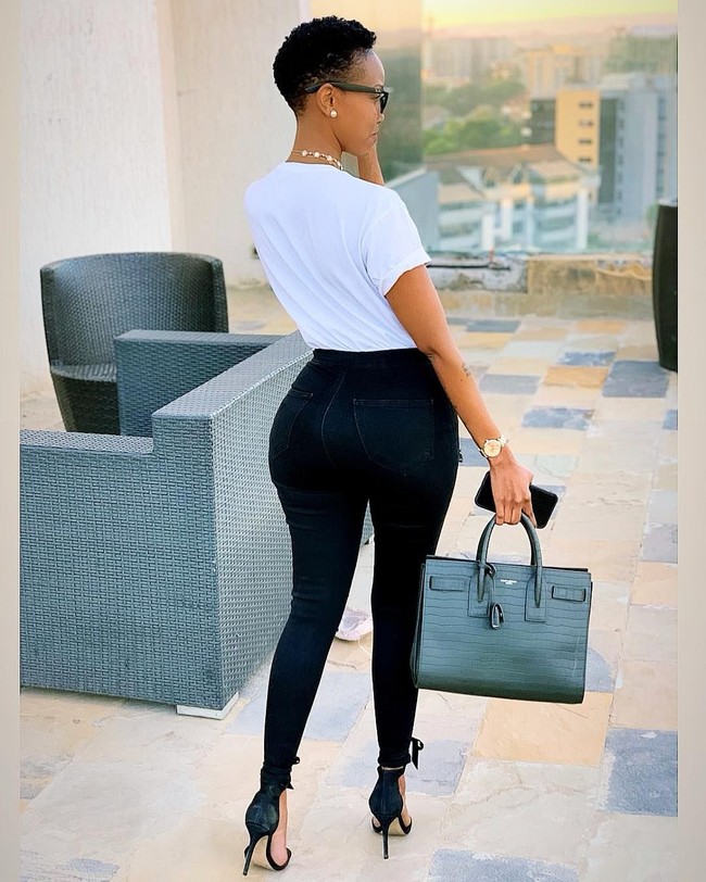 Untuk urusan busana, Huddah tak melulu memakai produk branded. Aku suka memadukan produk fast fashion dengan  aksesori yang cantik, katanya. (Foto: Instagram/@huddahthebosschick)