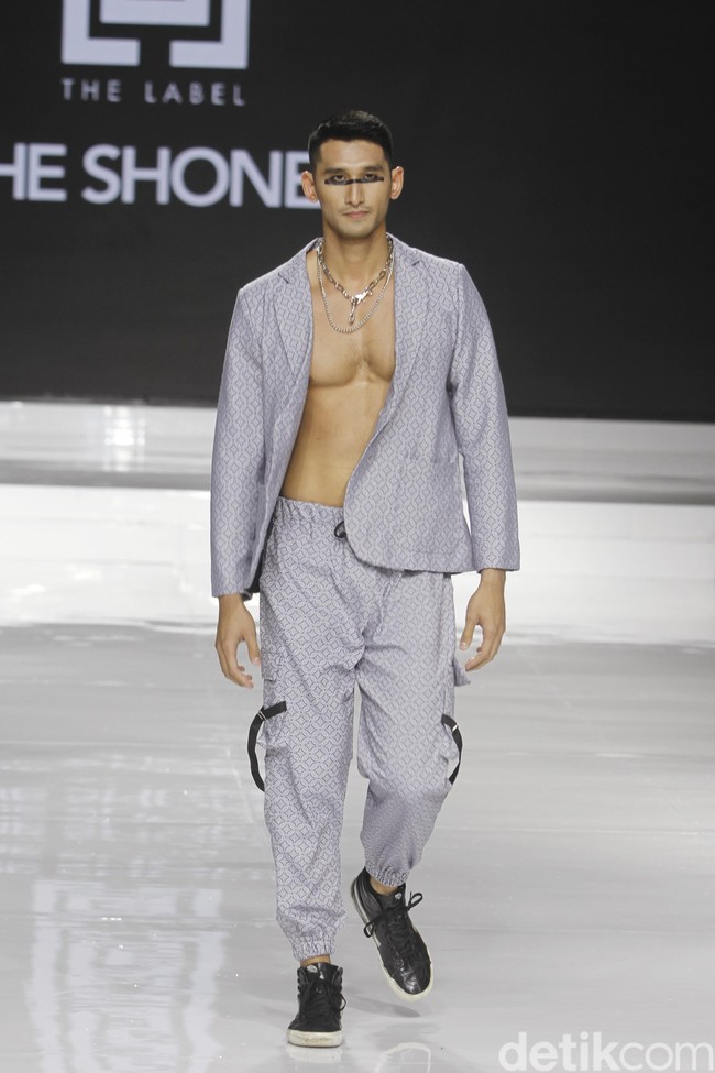 Tities Sapoetra memamerkan koleksi busana terbarunya di Jakarta Fashion & Food Festival (JFFF) 2019, Kelapa Gading, Jakarta, [Jumat 16/08/2019]. Koleksi Tities Sapoetra yang serba hitam - putih terinspirasi dari sebuah destinasi wisata labirin yang terletak di Malang, Jawa Timur. Foto: Mohammad Abduh/Wolipop